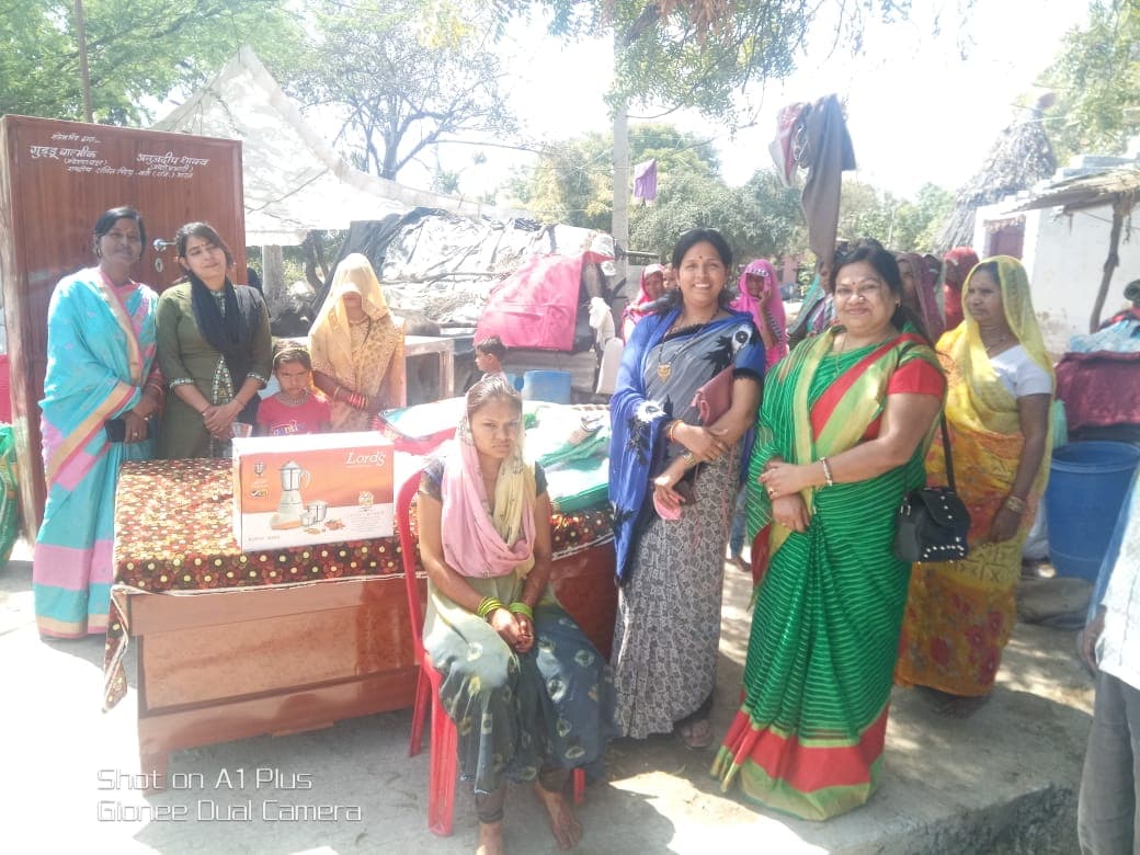 गरीब कन्या की शादी में अचानक पहुंचकर की सहायता