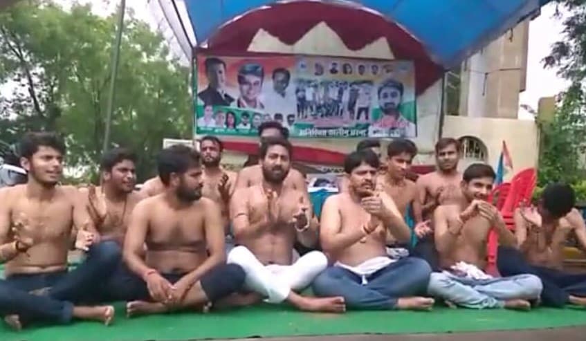 जेयू में धारा 52 लगाने की मांग कर रहे NSUI कार्यकर्ताओं ने अर्धनग्न होकर किया प्रदर्शन