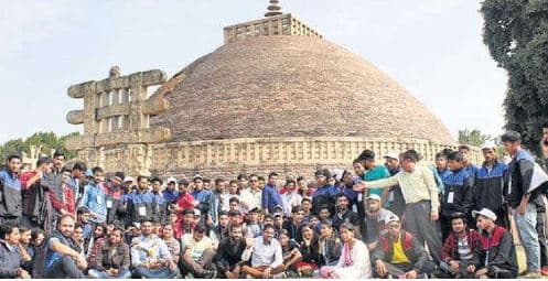 कश्मीरी छात्रों की मप्र यात्रा पर सवाल, राज्यपाल से शिकायत