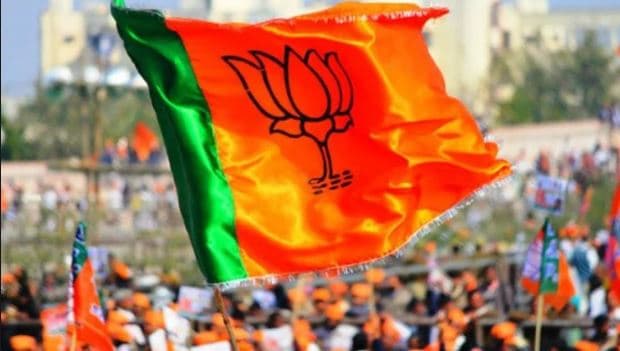 दिग्विजय के चुनाव खर्च में शामिल हो साधुओं की दक्षिणा, बीजेपी पहुंची चुनाव आयोग