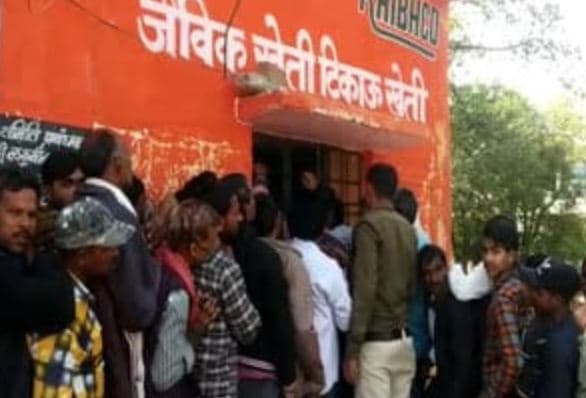 सीहोर में यूरिया का गहराया संकट, घंटों लाइन में लगकर भी नहीं मिल रहा खाद