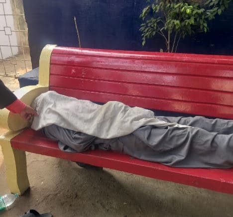 उजागर हुआ अस्पताल प्रबंधन का अमानवीय चेहरा, घंटों पड़ा रहा बुजुर्ग का शव
