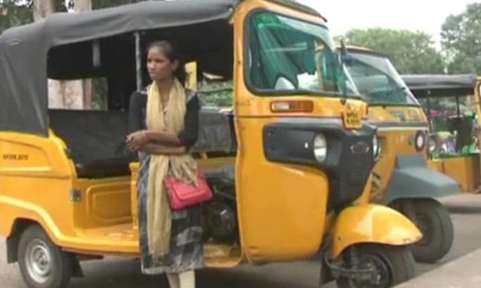 बेटे का भविष्य संवारने इस लेडी ने थाम लिया ऑटो का हैंडल