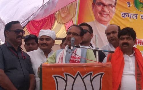 शिवराज की सभा में बत्ती गुल, मंगाना पड़ा जनरेटर, कांग्रेस पर जमकर बरसे
