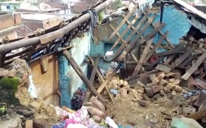 बारिश का कहर: पहाड़ पर बना मकान ढहा, दबने से महिला की मौत