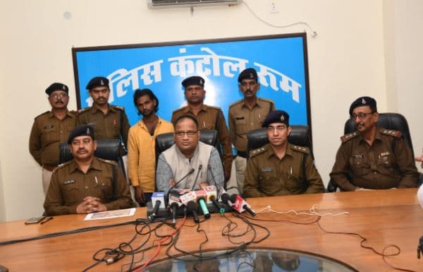 पिकअप में छुपाकर ले जा रहे 175 किलो गांजा पुलिस ने पकड़ा