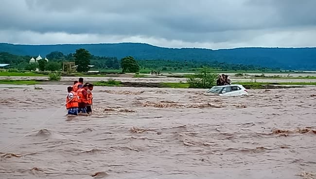 पिकनिक मनाने गए 3 युवक बाढ़ मे कार सहित फंसे, बमुश्किल बची जान