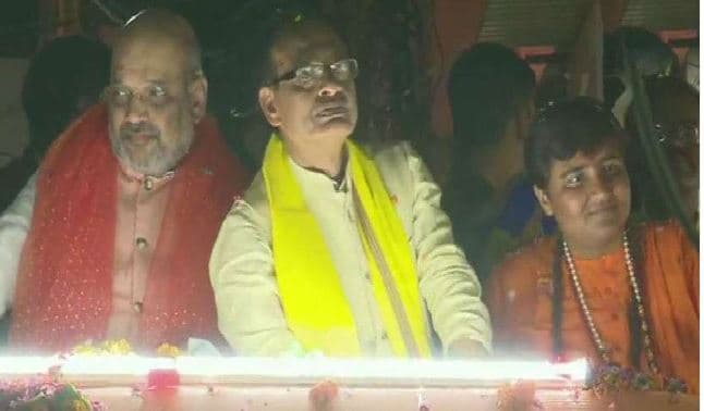 साध्वी और शिवराज के साथ अमित शाह का रोड शो, कार्यकर्ताओं का हुजूम, ‘मोदी-मोदी’ के लगे नारे