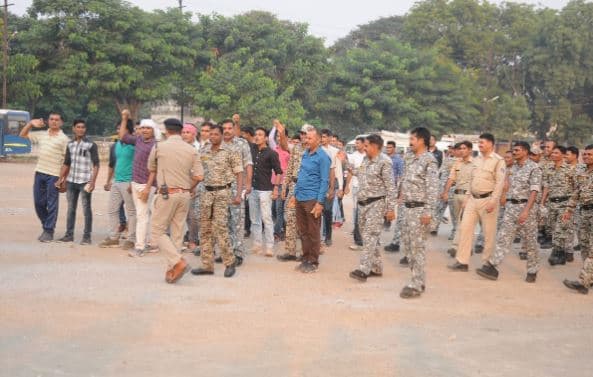 राम मंदिर पर फैसले से पहले पुलिस का पूर्वाभ्यास, पुलिस ने की बलवा परेड
