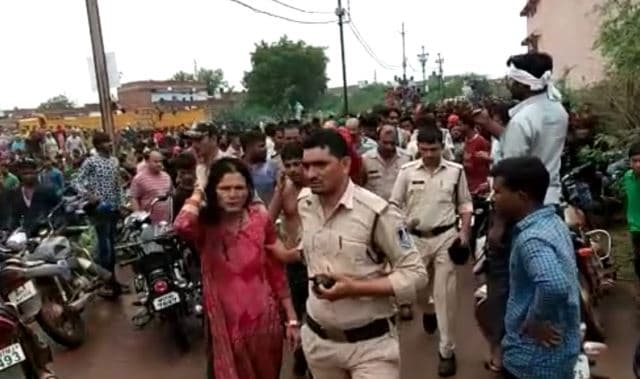 बेकाबू भीड़ के शिकंजे से 3 लोगों को बचाने वाले दोनों पुलिसकर्मी होंगे सम्मानित