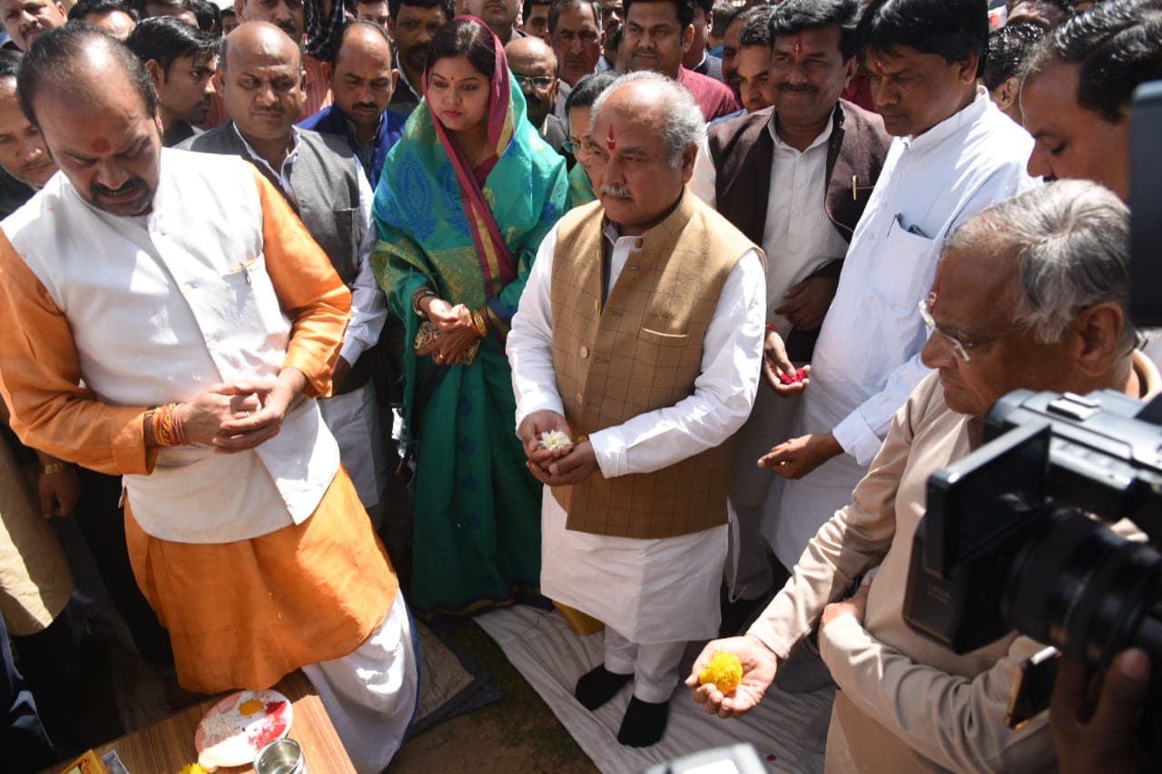 केन्द्रीय मंत्री ने किया करोड़ों के विकास कार्यों का शुभारम्भ, कांग्रेस ने धरना देकर जताया विरोध