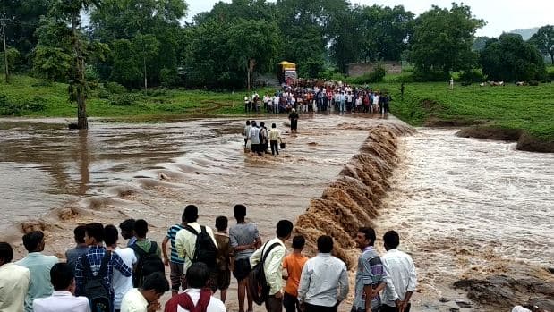 VIDEO: भारी बारिश से नदी-नाले उफान पर, ऐसे जान जोखिम में डाल रहे लोग