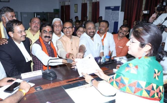 आचार संहिता उल्लंघन: राकेश सिंह को नोटिस, भाजपा नेताओं पर FIR, TI सस्पेंड