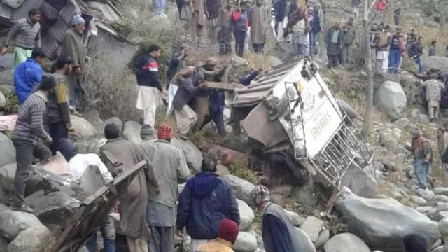 दर्दनाक हादसा : ड्राइवर ने खोया संतुलन, खाई में जा गिरी बस, 11 लोगों की मौत, कई घायल