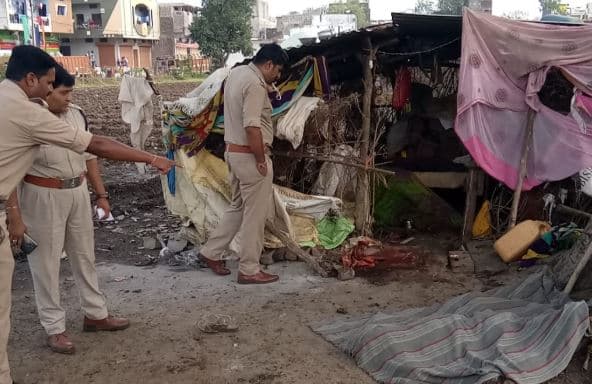 खेत पर सो रहे किसान की गला काट कर हत्या, 9 साल का बच्चा गंभीर घायल