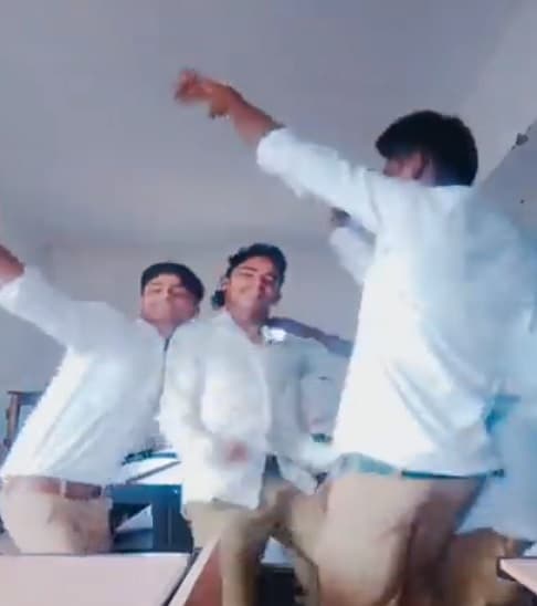 क्लास में बच्चों का बना टिक टॉक वीडियो हुआ वायरल