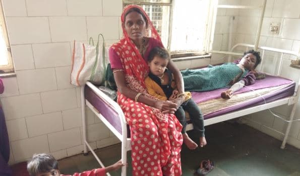 बरसाती गंदा पानी पीने से 27 बच्चे हुए बीमार, दो गंभीर