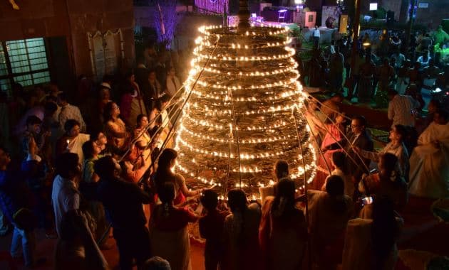 1001 दियों से रोशन हुआ भोपाल का मानव संग्रहालय