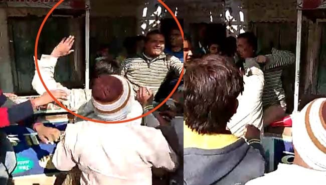 इस बात पर बेकाबू हुई जनता, बिजली विभाग के JE को दौड़ा-दौड़ा कर पीटा
