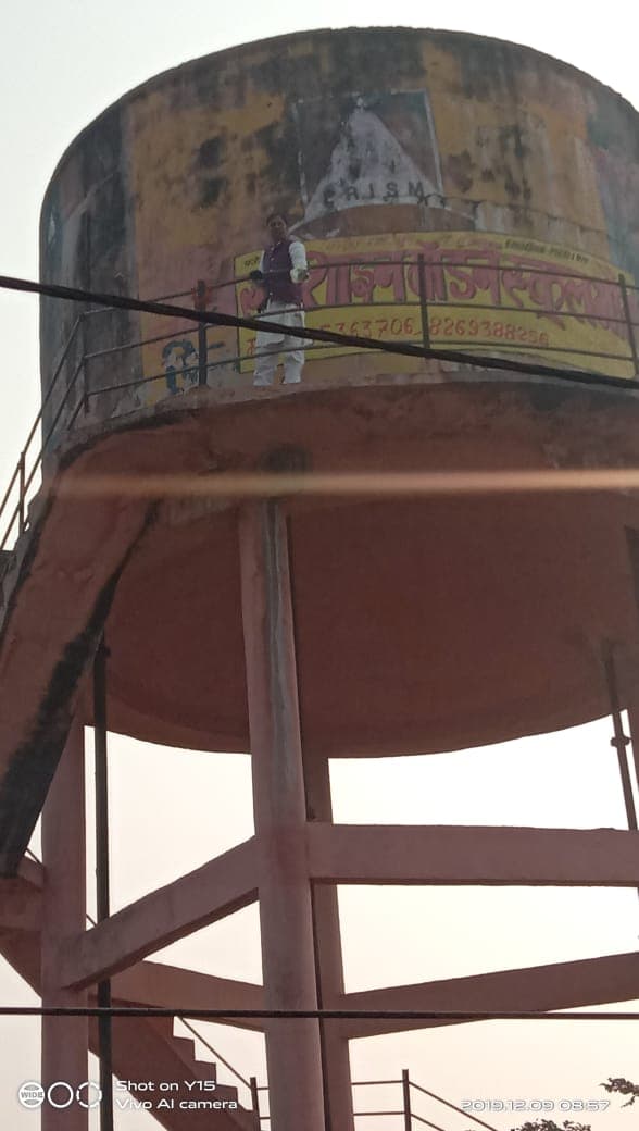 जमीन प्रकरण का निराकरण न होने से नाराज किसान पानी की टंकी पर चढ़ा, कलेक्टर को बुलाने की मांग पर अड़ा