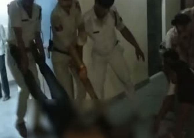 MP पुलिस की करतूत, PM के लिए दलित युवक के शव को घसीटा, विरोध करने पर परिजनों को पीटा