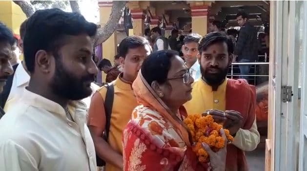 जीत के लिए मंदिर में हाजिरी, सीएम की पत्नी ने लिया मां बगलामुखी का आशीर्वाद