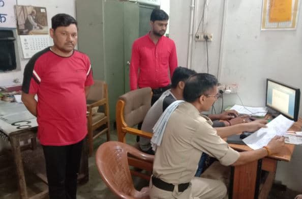 छत के रास्ते घर में घुसे बदमाश, चाकू की नोक पर बंधक बनाकर की लूट