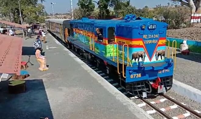MP: प्रकृति की गोद मे चलती यह है ट्रैन, लोगों को खूब भा रहा वादियों का सफर