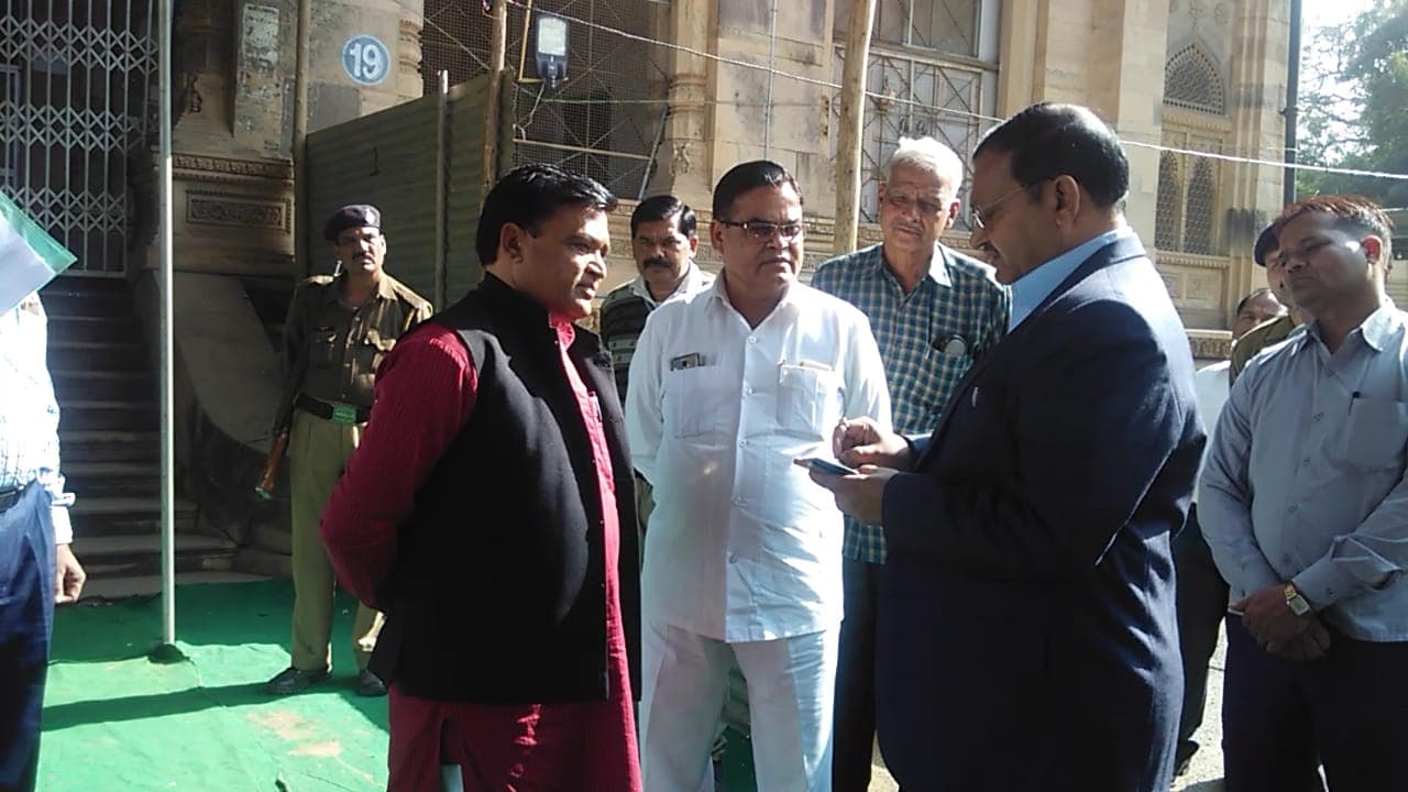जिला निर्वाचन अधिकारी ने किया मतगणना स्थल का निरीक्षण, कांग्रेस प्रत्याशी ने जताई आशंका