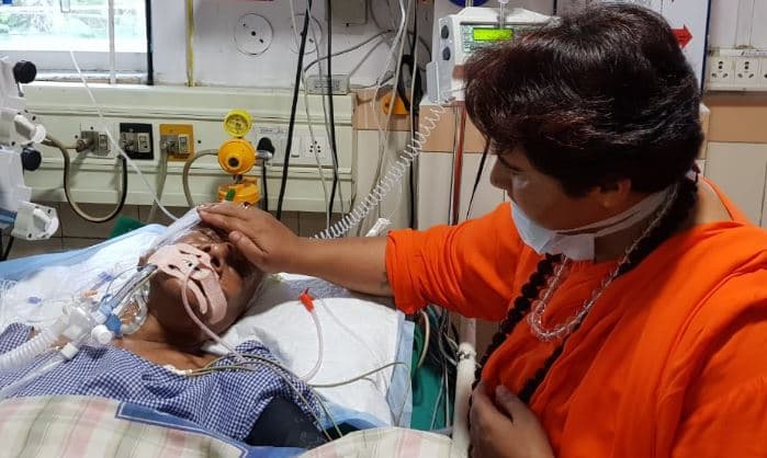 गौर का हाल जानने पहुंची प्रज्ञा ठाकुर का ICU में फोटोसेशन!