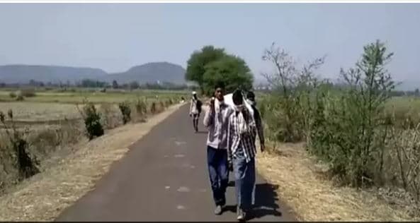 सरकार बदली लेकिन नही बदले हालात, एंबुलेंस ना मिलने पर कंधे पर लादकर 6 KM ले जाना पड़ा शव