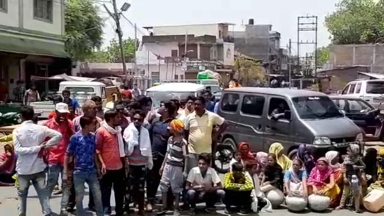 जल संकट को लेकर पार्षद ने रहवासियों के साथ किया चक्का जाम