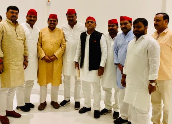 चुनाव से पहले भाजपा को बड़ा झटका, पूर्व विधायक आरडी प्रजापति सपा में शामिल