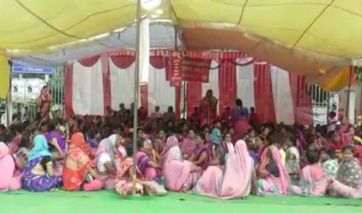 सरकार पर गरजीं आंगनबाड़ी कार्यकर्ता-सहायिका, धरना देकर लगाए ये आरोप