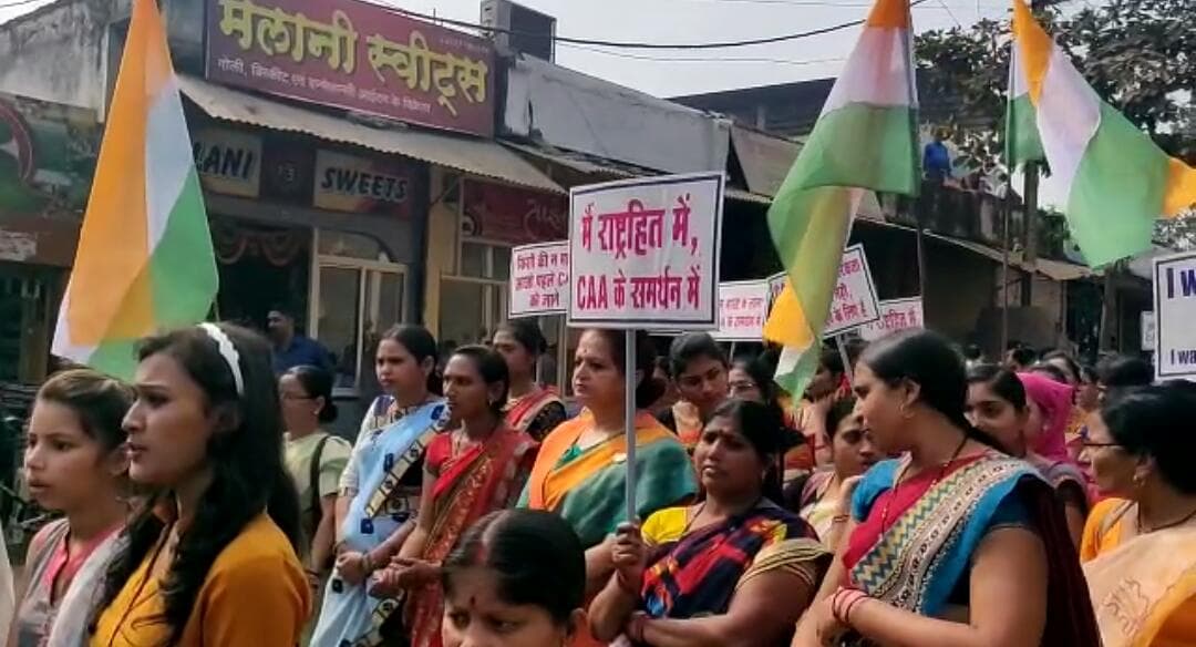 बिना परमिशन रैली निकालने पर बीजेपी सांसद, पूर्व मंत्री सहित 300 लोगो पर FIR