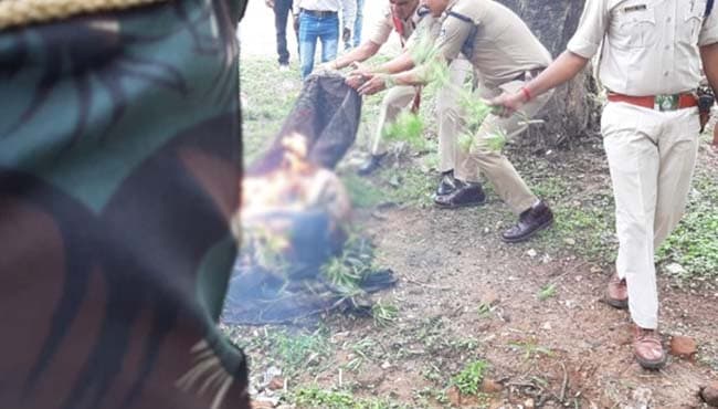 एसपी ऑफिस के सामने खुद को आग लगाने वाले शख्स की मौत