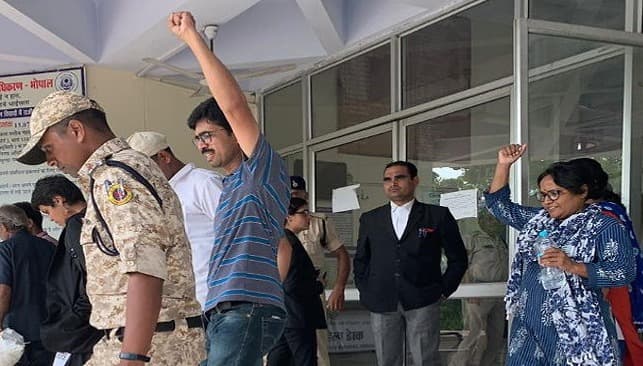 नक्सल कनेक्शन में गिरफ्तार दंपति ने कोर्ट के बाहर लगाए इंकलाब जिंदाबाद के नारे