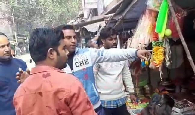 अतिक्रमणकारियों पर चला प्रशासन का डंडा