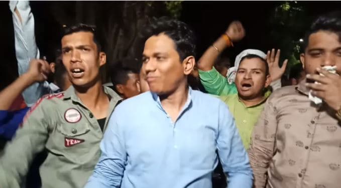 VIDEO: CM हाउस में चल रही थी कांग्रेस की अहम बैठक, बाहर सिंधिया समर्थक कर रहे थे नारेबाजी