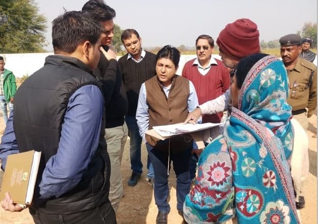 MP : स्कूलों में औचक निरीक्षण करने पहुंचे कलेक्टर, नदारद मिले 18 शिक्षकों को किया निलंबित