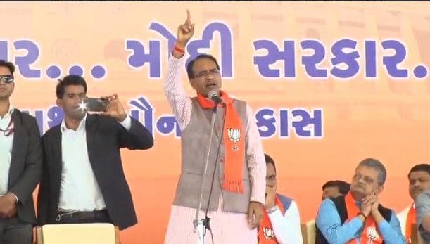 गुजरात में गरजे शिवराज, बोले- एमपी में सरकार बनते ही वादों से मुकरने लगे है कांग्रेसी नेता