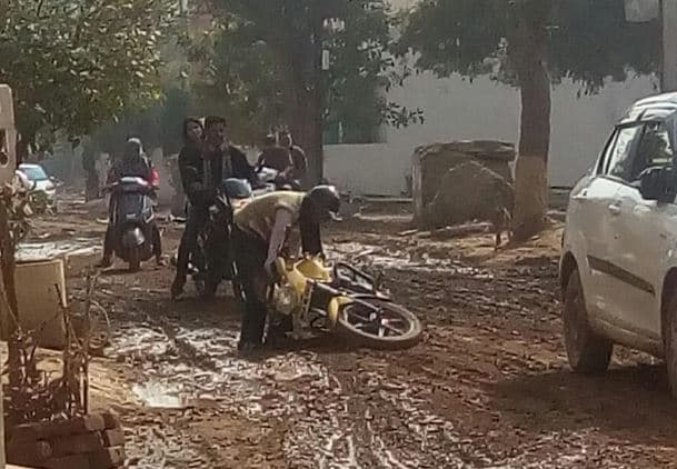 अमृत योजना के लिए खोदी गयी सड़कें बनी जानलेवा, गड्ढे में गिरे युवक की मौत