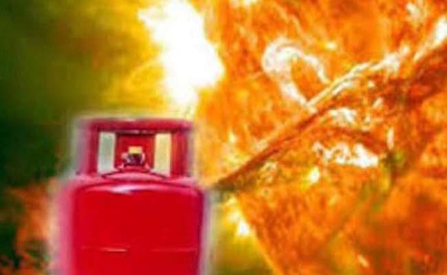 सिलेंडर में विस्फोट के बाद लगी आग, पति-पत्नी की मौत, दो बच्चे झुलसे