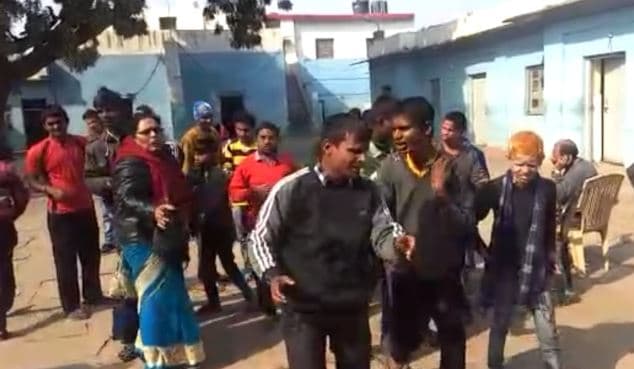 बासी खाना परोसा तो भड़के नेत्रहीन दिव्यांग, अधीक्षिका को हटाने को लेकर हंगामा