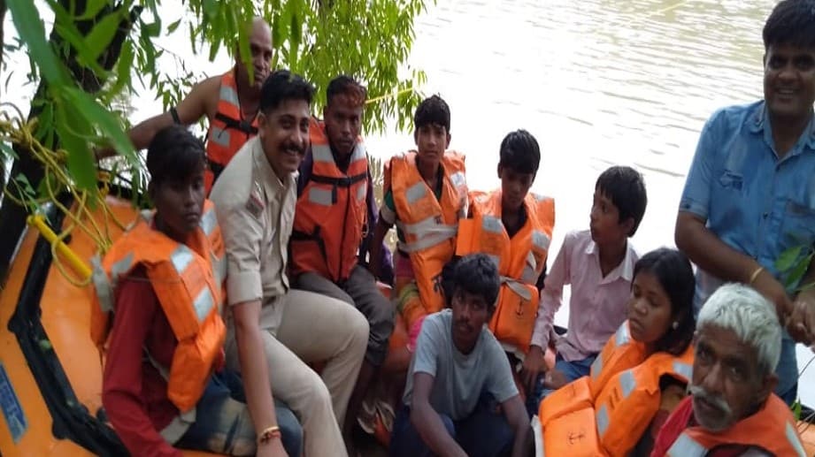 नदी में अचानक बड़े जलस्तर से टापू पर फंसे थे 8 लोग, रेस्क्यू चलाकर सुरक्षित बाहर निकाला