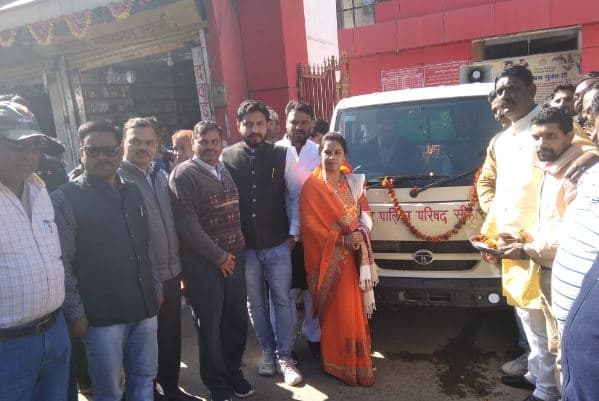 65 लाख रुपए की लागत से शहर को स्वच्छ रखने के लिए नपा को मिले 10 नए वाहन