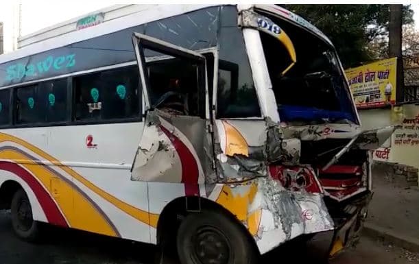 भोपाल में मिनी बस और स्कूल बस की टक्कर, ड्राइवर-कंडक्टर घायल