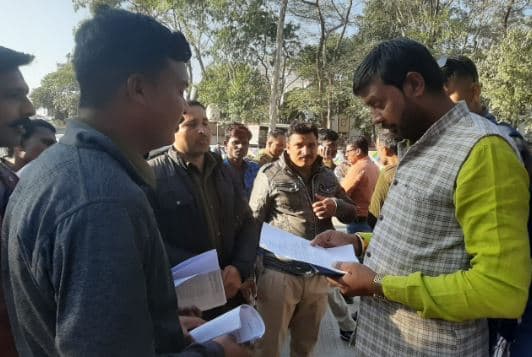 नौकरी बचाने नेता की शरण में पहुंचा होमगार्ड, अधिकारियों पर लगाए गंभीर आरोप
