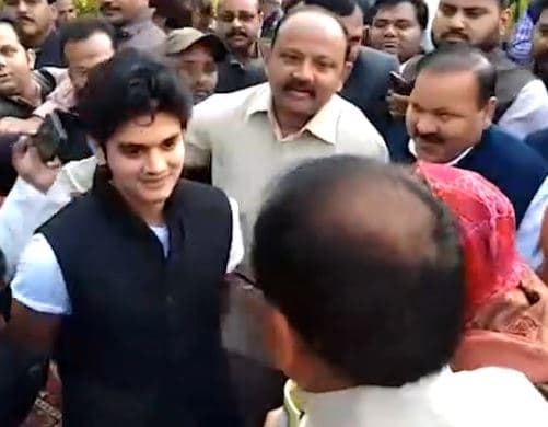 VIDEO : शिवराज के भजन पर जूनियर सिंधिया की ताल