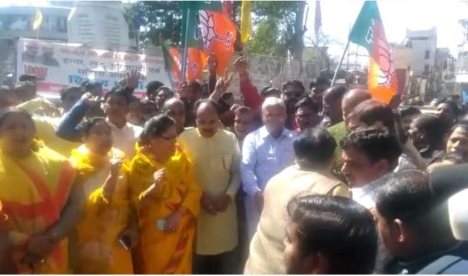 एमपी में कानून व्यवस्था को लेकर फिर सड़कों पर उतरी BJP, जमकर की नारेबाजी, पुलिस बल तैनात